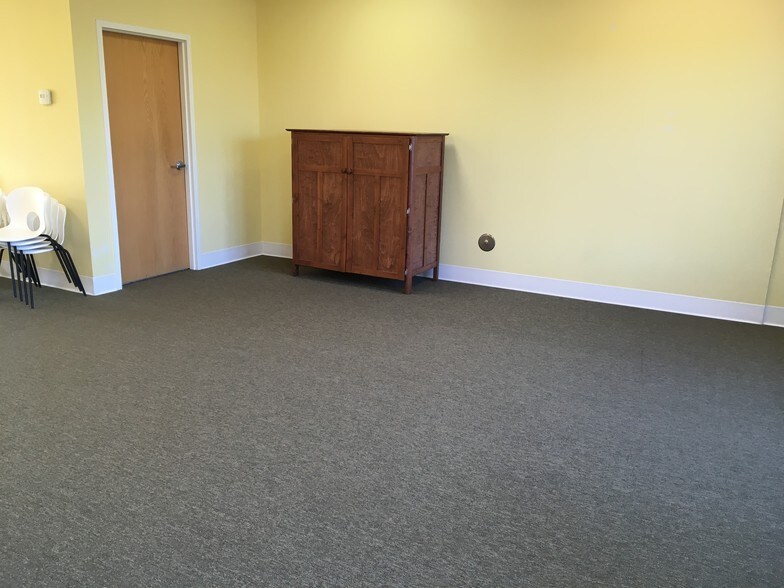 More Photos Of 105 New England Pl, Stillwater Storefront Retail Office For Lease