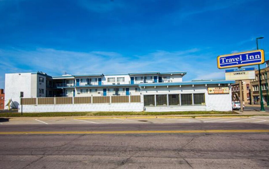 More Photos Of 302 6th Ave S, Clinton Hotel For Sale