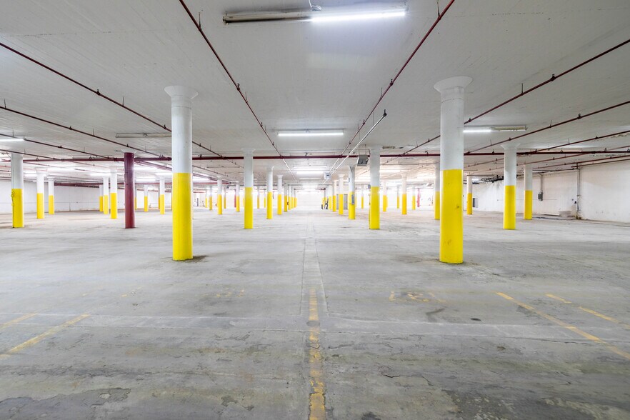 More Photos Of 2121-2225 W Fort St, Detroit Warehouse For Lease