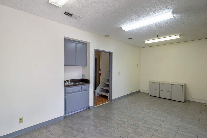 More Photos Of 150-176 W Pomona Ave, Monrovia Warehouse For Sale