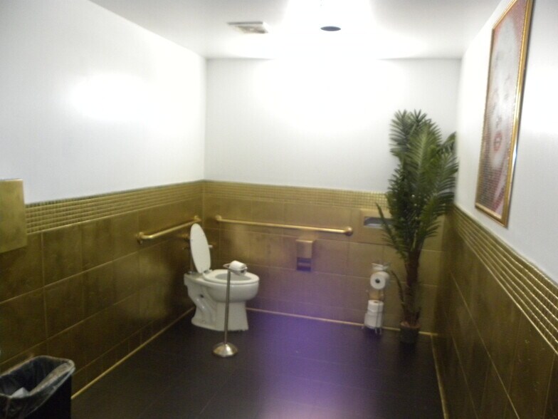 More Photos Of 4225 Crenshaw Blvd, Los Angeles Bar For Lease