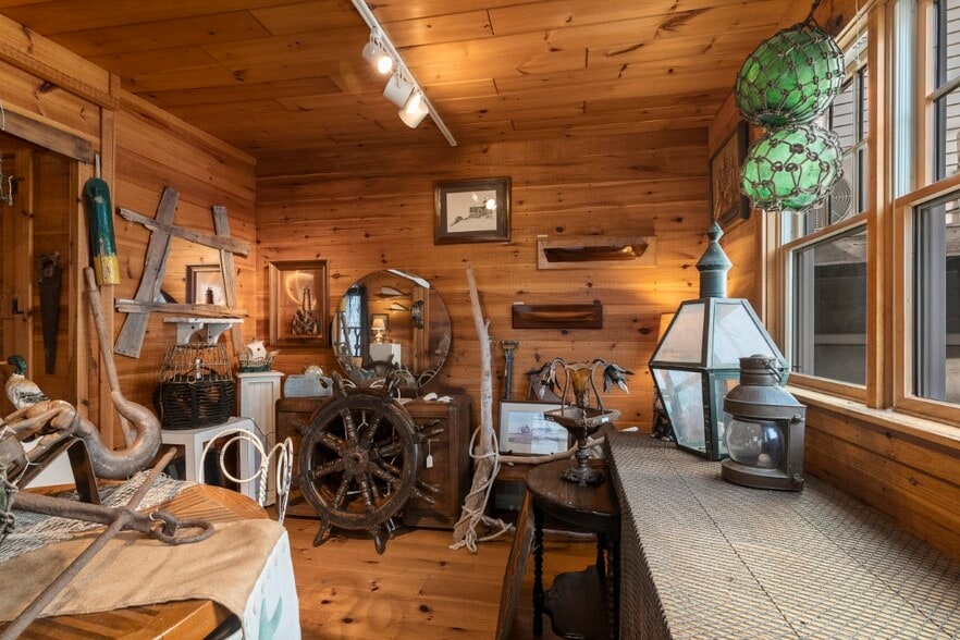 More Photos Of 10 McKown St, Boothbay Harbor Storefront For Sale