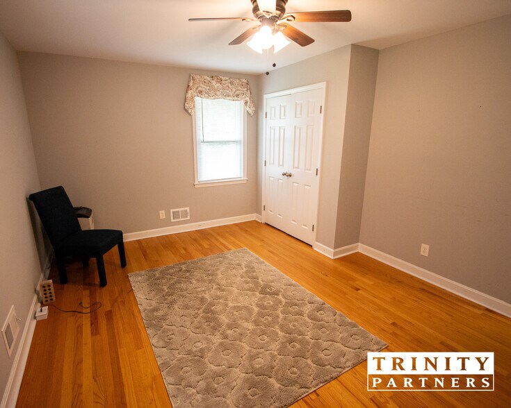 More Photos Of 1253 Pine St, Elgin Office For Lease