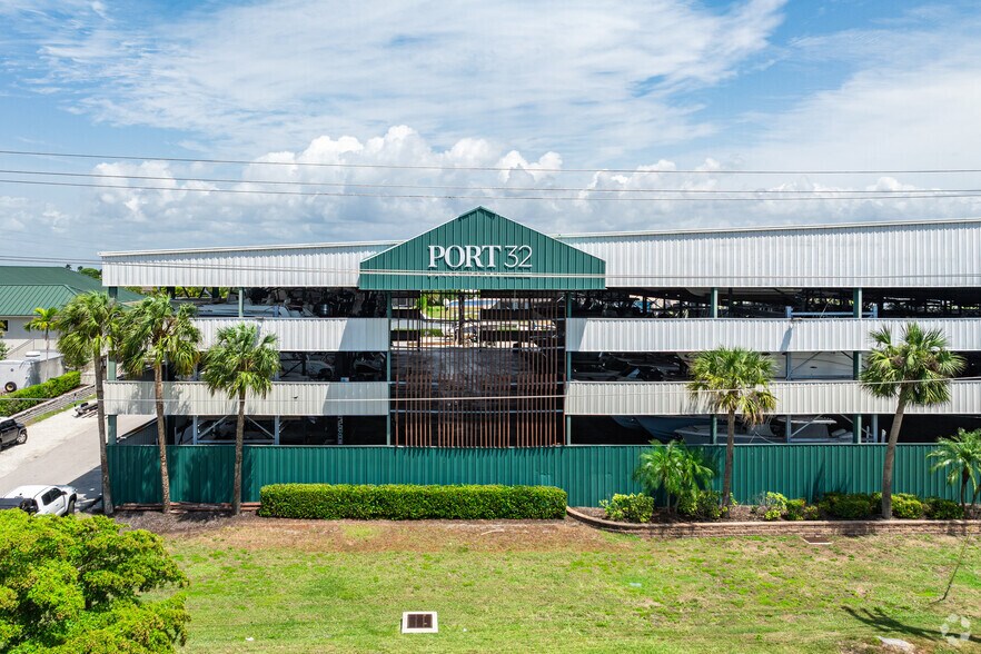 More Photos Of 705 E Elkcam Cir, Marco Island Marina For Lease