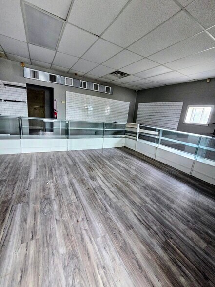 More Photos Of 102 E Missouri St, Walters Storefront For Sale