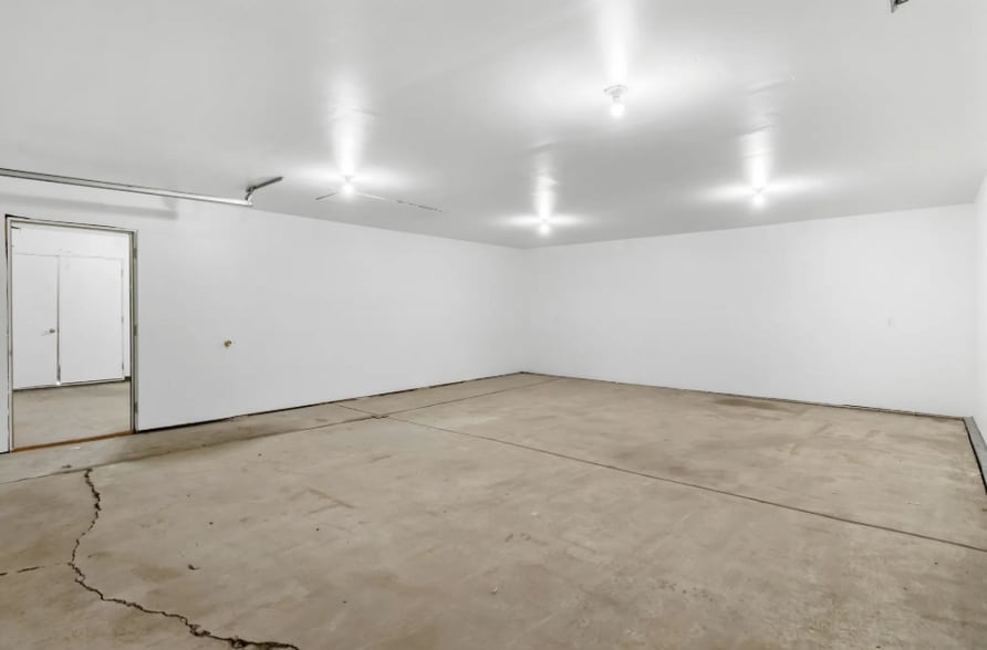 More Photos Of 2627 Williams Dr, Waterford Warehouse For Lease