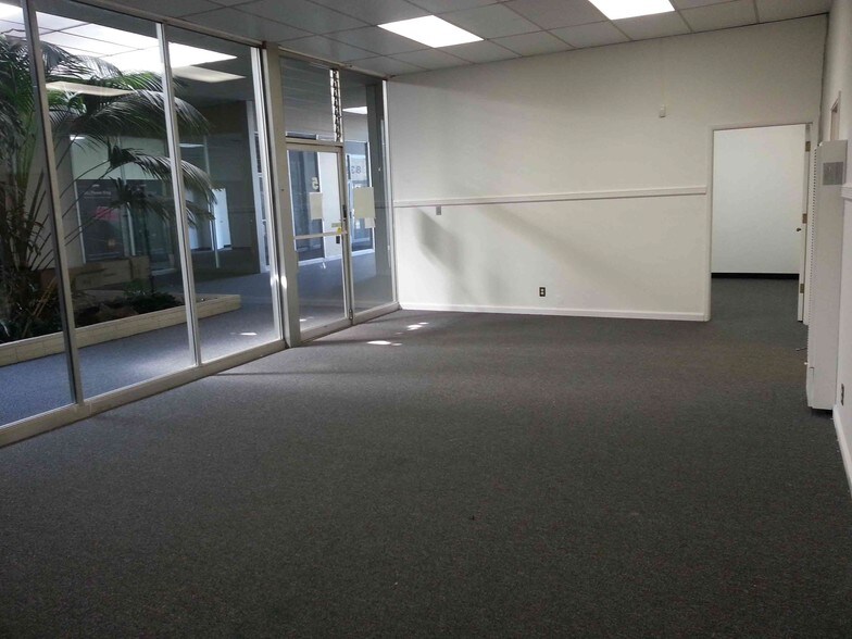 More Photos Of 833 Mahler Rd, Burlingame Warehouse For Lease