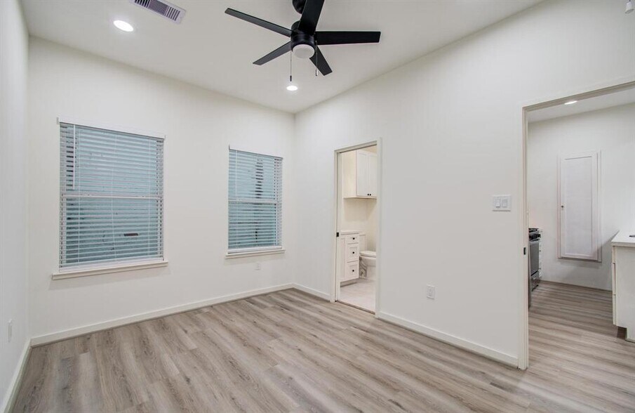 More Photos Of 4006 Navigation Blvd, Houston Office Residential For Lease