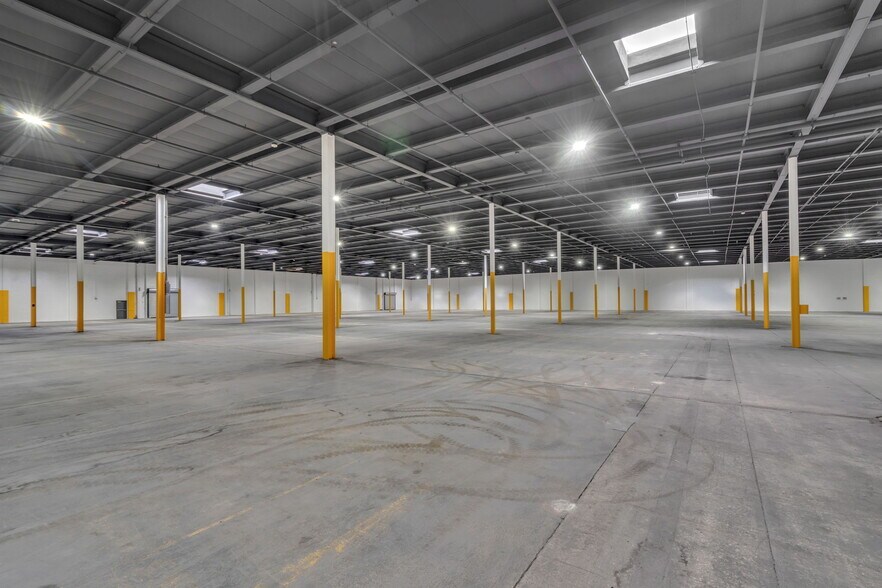 More Photos Of 6695-6699 NW 36th Ave, Miami Light Distribution For Sale