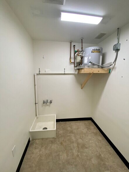 More Photos Of 1203 W Ferdon St, Litchfield Storefront For Lease