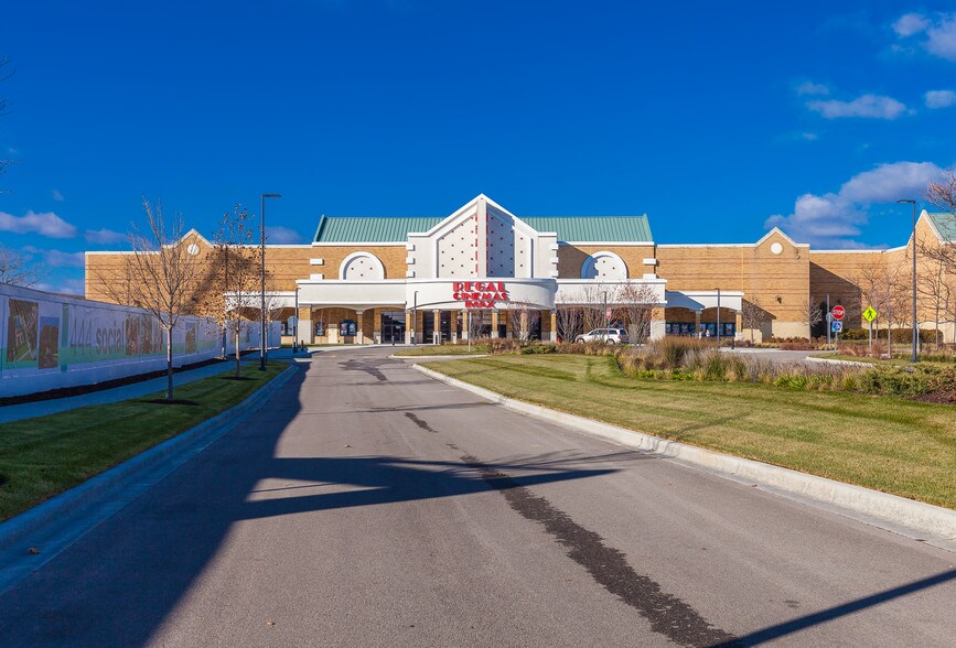 More Photos Of 300 Parkway Dr, Lincolnshire Movie Theatre For Lease