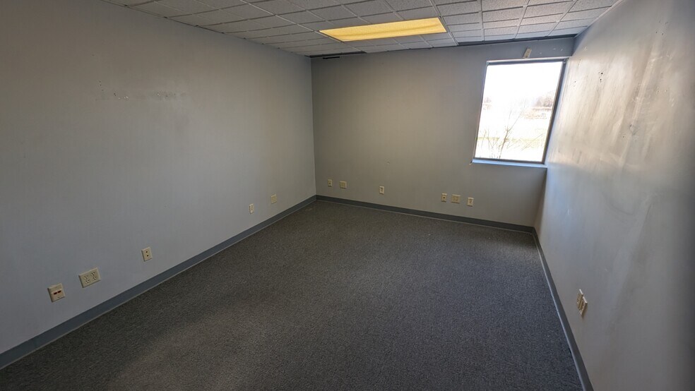 More Photos Of 5005 Lincolnway E, Mishawaka Warehouse For Lease