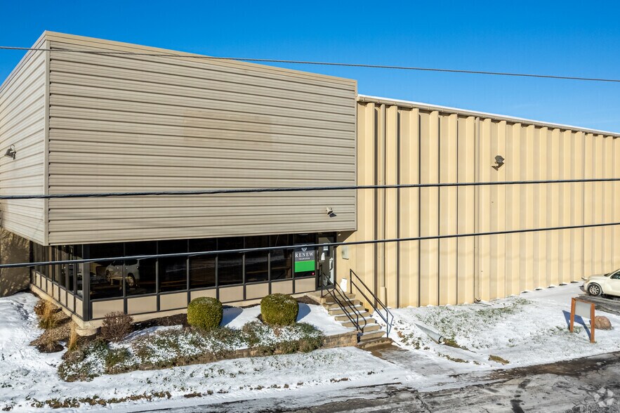 More Photos Of 8340-8460 Flint St, Lenexa Warehouse For Lease