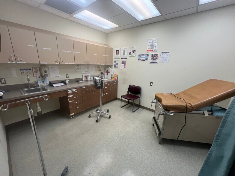 More Photos Of 60 E Warren Ave, Detroit Medical For Lease