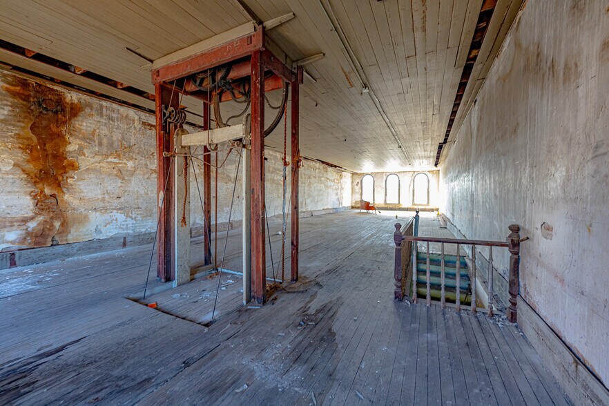 More Photos Of 111 7th St, Shiner Storefront For Sale