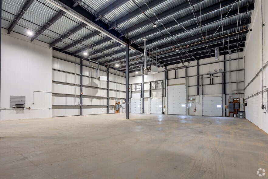 More Photos Of 4177-4233 Rue Marcel Lacasse, Boisbriand Industrial For Lease