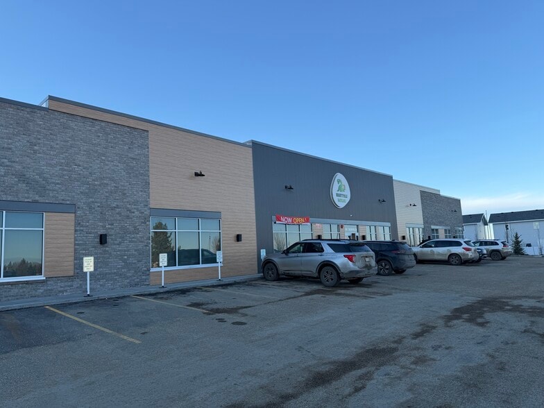 More Photos Of 1 Beacon Hill Dr, Sylvan Lake Storefront For Lease