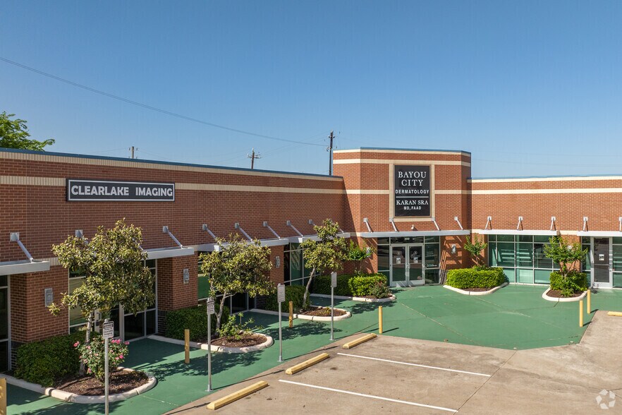 More Photos Of 202 N Texas Ave, Webster Medical For Lease