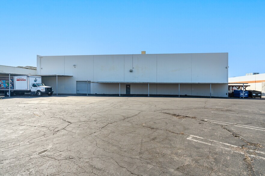 More Photos Of 9142 Independence Ave, Chatsworth Manufacturing For Sale