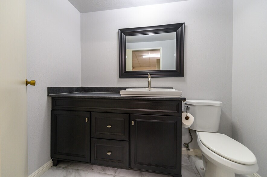 More Photos Of 711 W 17th St, Costa Mesa Light Manufacturing For Sale