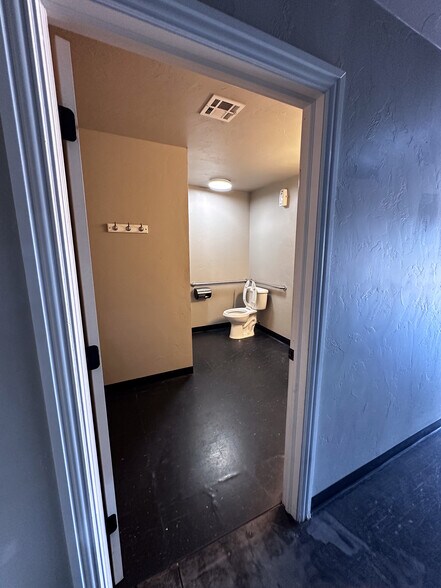 More Photos Of 524 Tower Dr, Moore Flex For Lease