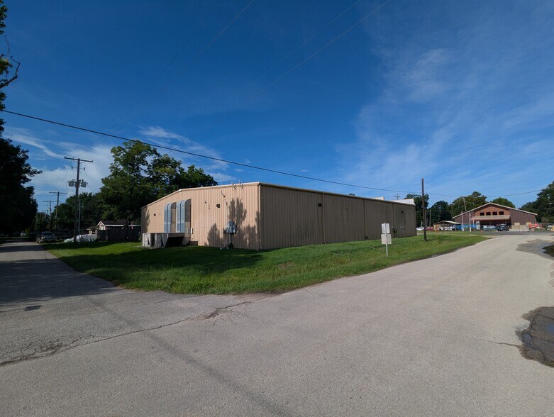 More Photos Of 411 E Main St, Daisetta Freestanding For Sale