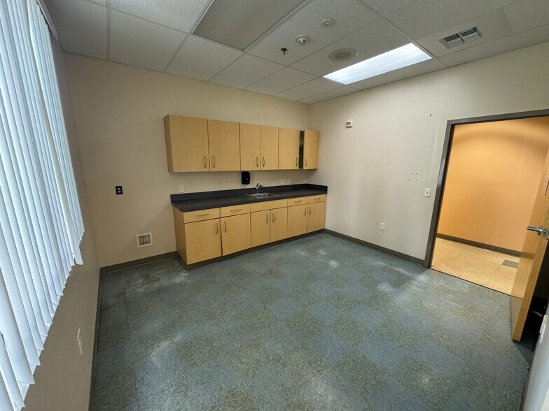 More Photos Of 4231 S Pipkin Rd, Lakeland Medical For Sale