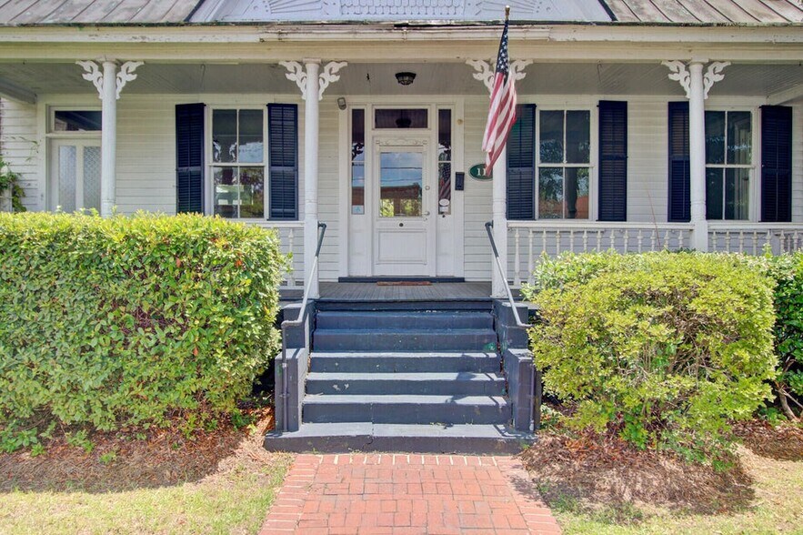 More Photos Of 117 S Cedar St, Summerville Office For Lease