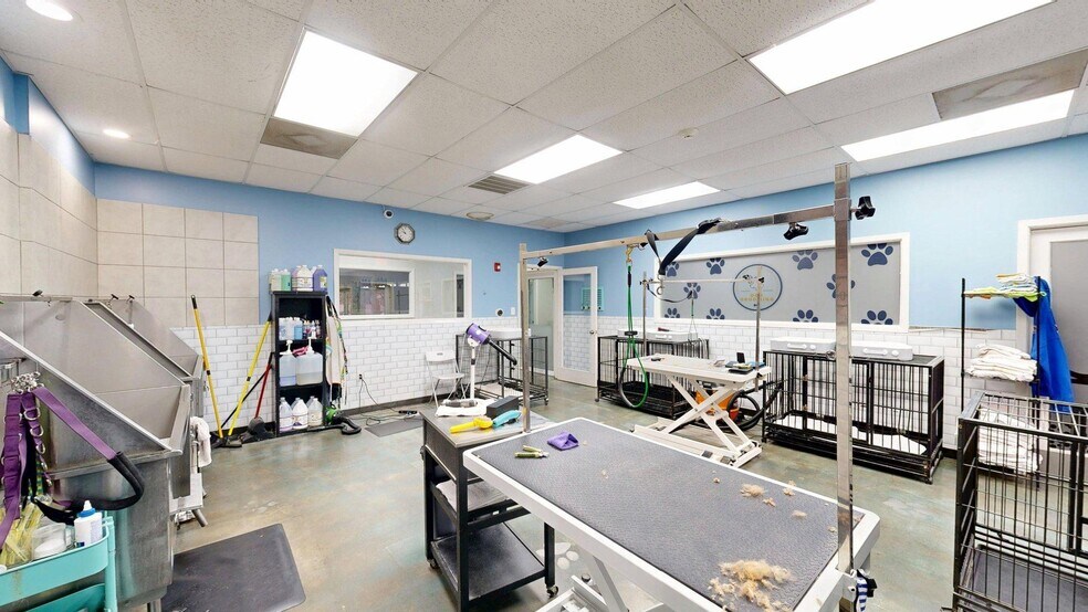 More Photos Of 3663 S Dairy Ashford Rd, Houston Veterinarian Kennel For Sale