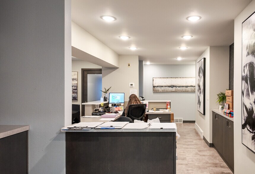More Photos Of 1711 E 10th St, Sioux Falls Office For Sale