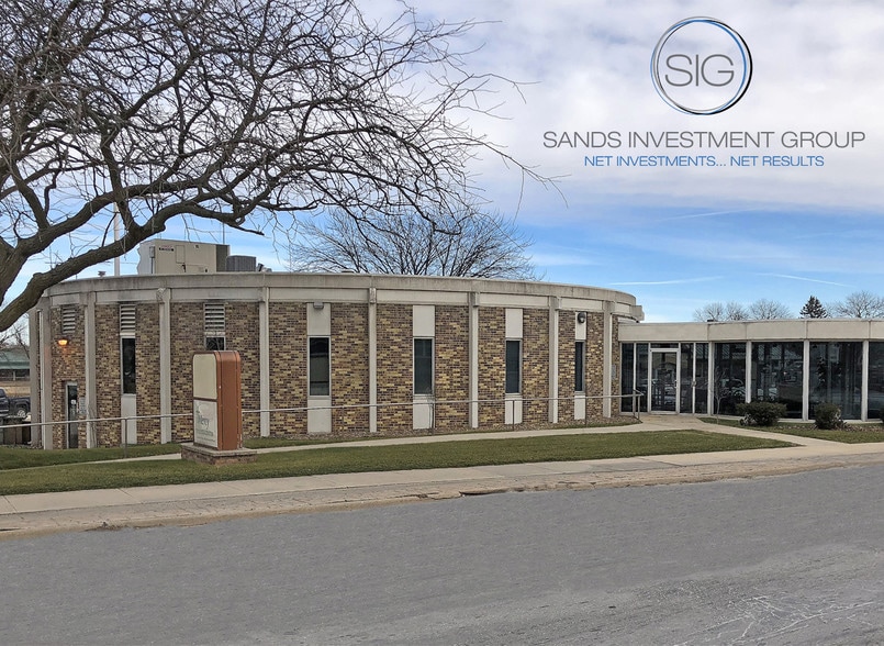 Primary Photo Of 707 Gilbert St, Charles City Freestanding For Lease