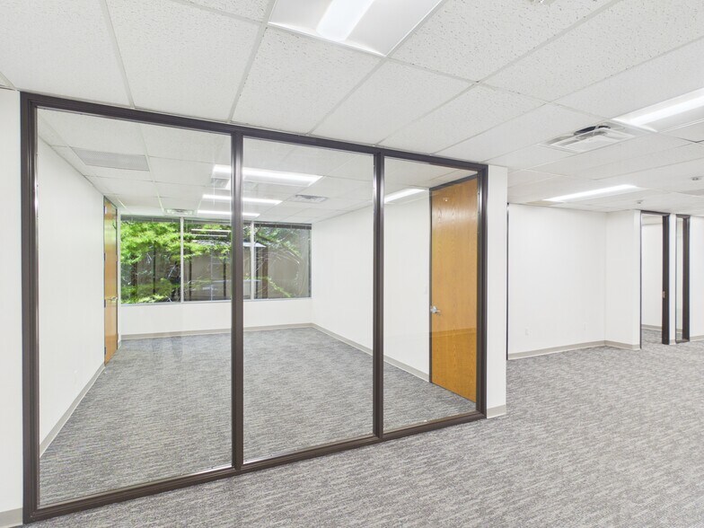 More Photos Of 4004 Belt Line Rd, Addison Unknown For Lease
