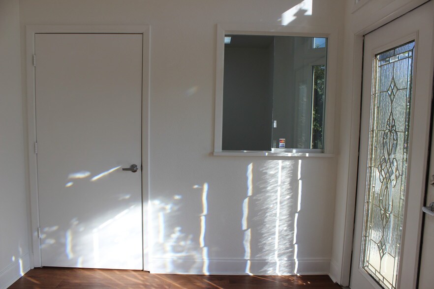 More Photos Of 515 E Court St, Seguin Office Residential For Lease