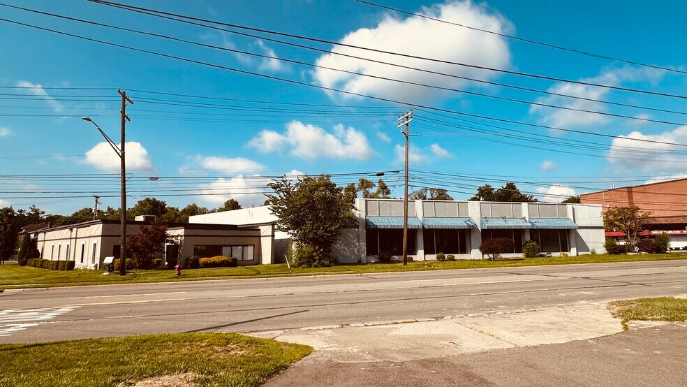 More Photos Of 32315 Grand River Ave, Farmington Freestanding For Lease