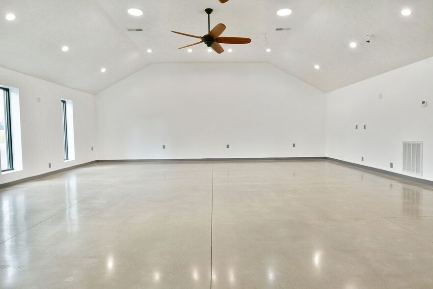 More Photos Of 3019 Parkman Rd NW, Warren Flex For Sale