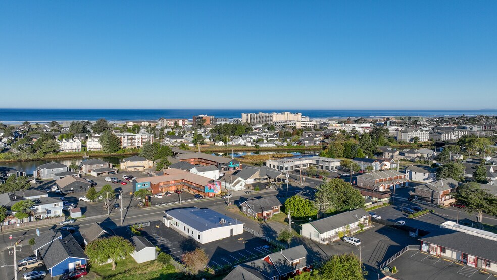 More Photos Of 809 S Holladay Dr, Seaside Showroom For Sale