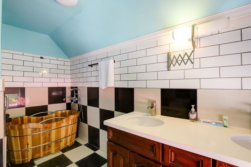 More Photos Of 212 Main St, Sierra City Hotel For Sale