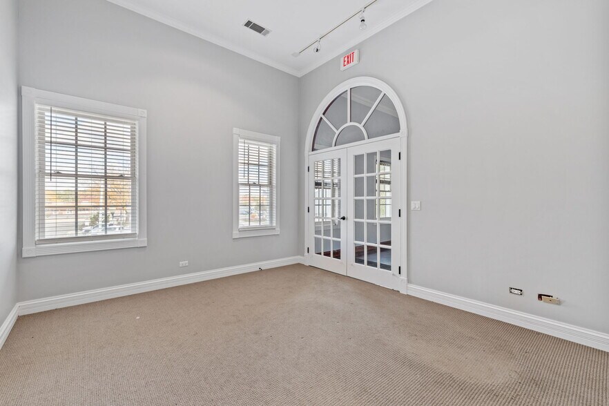 More Photos Of 611 W Jefferson St, Shorewood Medical For Lease