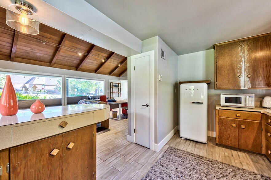 More Photos Of 201 State Line Rd, Kings Beach Office For Sale