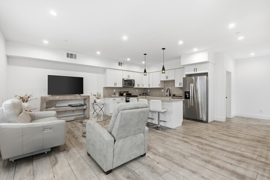 More Photos Of 13822 Oxnard St, Van Nuys Apartments For Sale