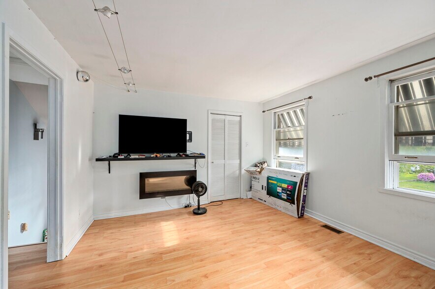 More Photos Of 227 Colborne St, Port Stanle Office For Sale