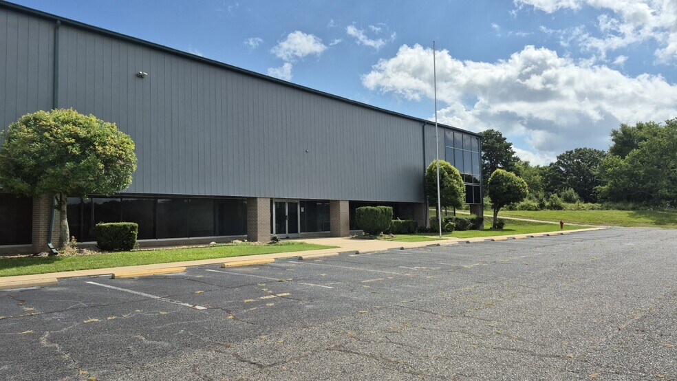 More Photos Of 400 Aviation Plz, Hot Springs Manufacturing For Lease