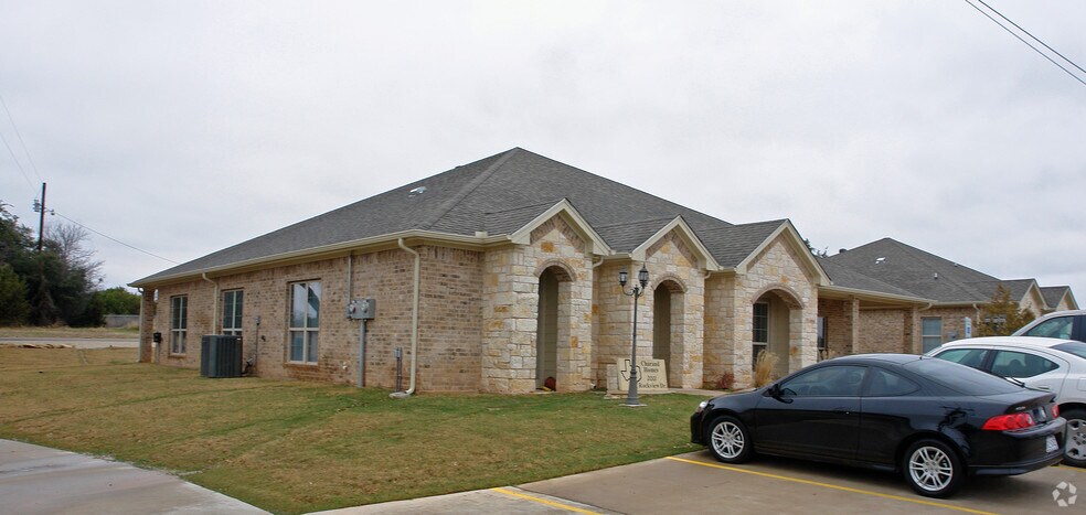 More Photos Of 2001 Rockview Dr, Granbury Medical For Lease