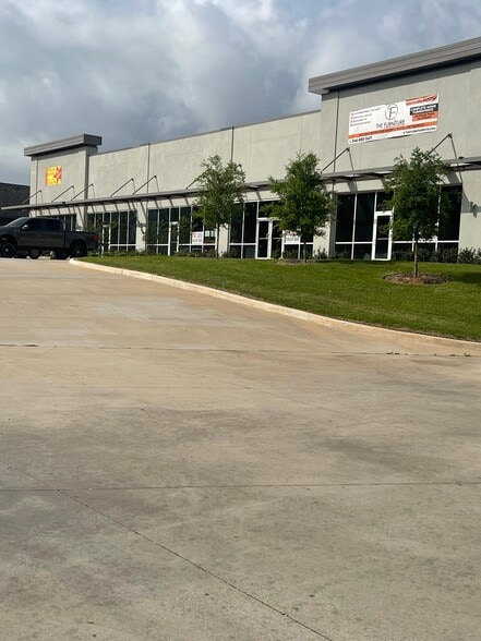 More Photos Of 2527 N Frazier St, Conroe Storefront For Sale