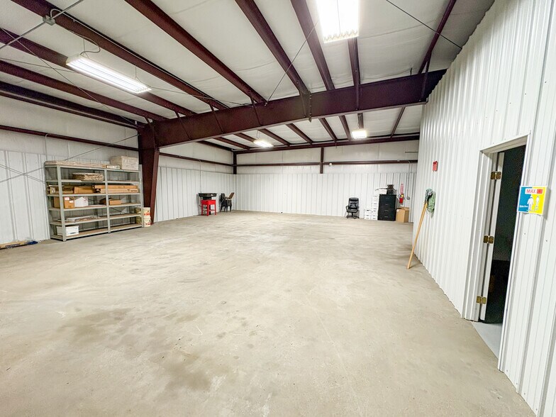 More Photos Of 200 N Pine St, Kermit Industrial For Sale