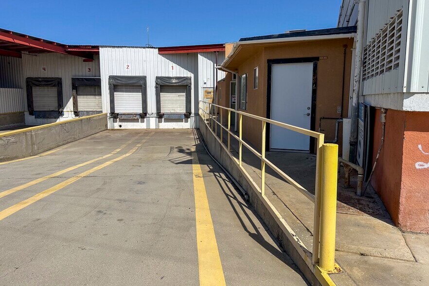 More Photos Of 200 N Uruapan Way, Dinuba Warehouse For Sale