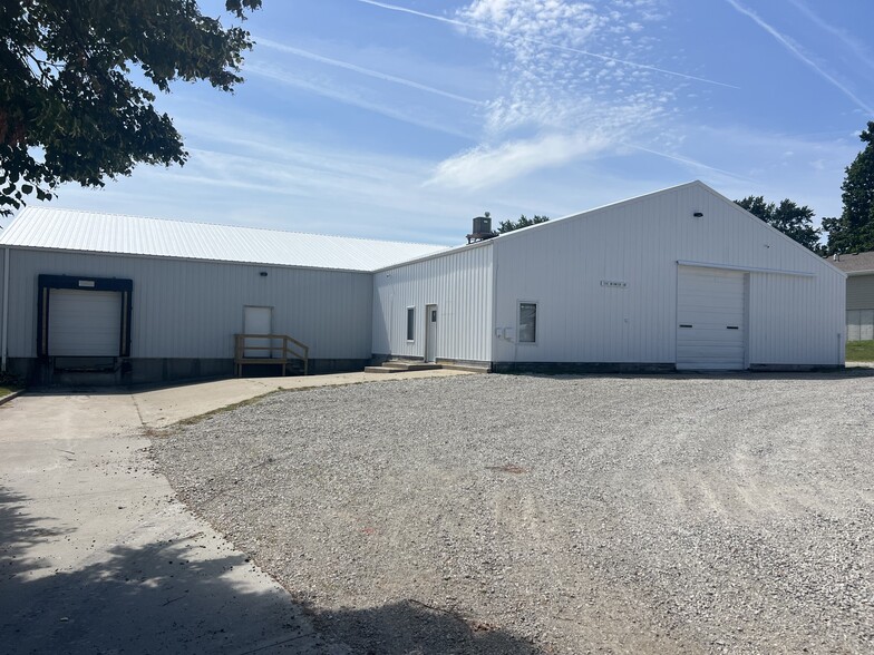More Photos Of 107 Vermeer Rd, Pella Industrial For Lease