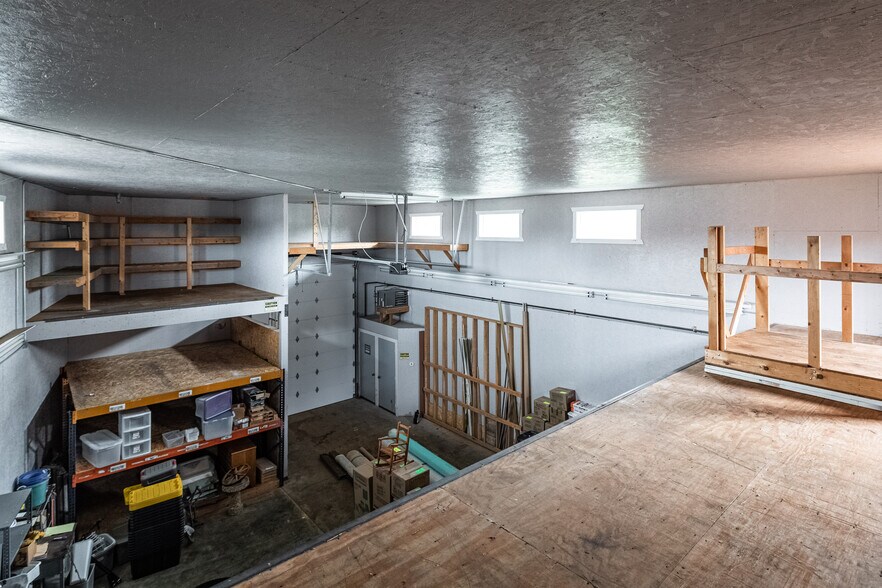 More Photos Of 1613 Chase St, La Crosse Showroom For Lease