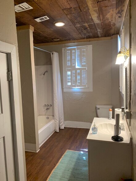 More Photos Of 903 N Elm St, Denton Office For Lease