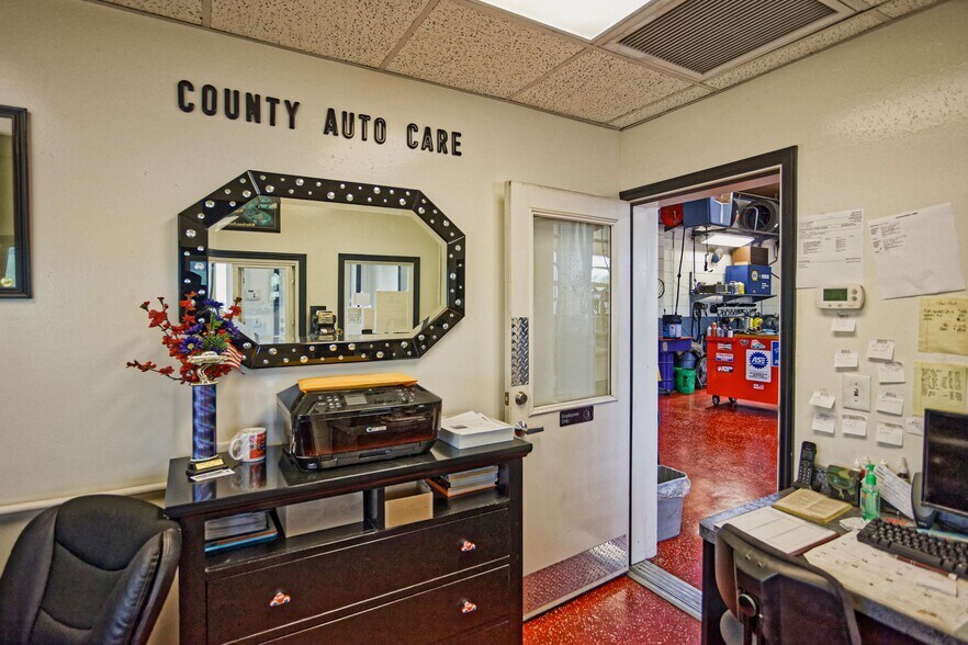 More Photos Of 4373 S Lee Hwy, Natural Bridge Service For Sale